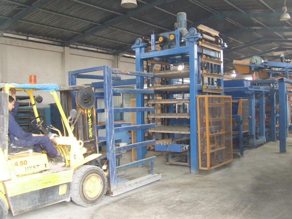 RT9 with elevator-lowerator with fork lift loading to curing room