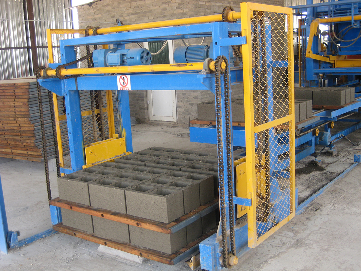 Building Block Machine makes 18 Blocks/cycle with Automatic Stacker System.